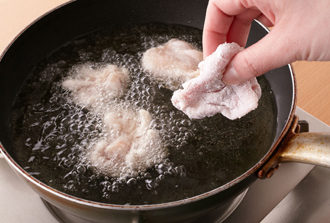 フライパンに揚げ油を入れ、180度に熱する。1の鶏肉に片栗粉をまぶして揚げ油に入れ、きつね色になるまで揚げる。油をきって器に盛る。