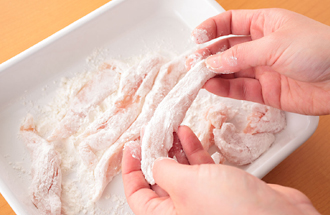 鶏肉は幅1センチくらいの棒状に切って塩、こしょうをふり、小麦粉を薄くまぶす。揚げ油に入れて、きつね色になるまで揚げて取り出し、油をきる。