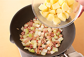 フライパンにオリーブ油を中火で熱し、ベーコンを炒める。脂が出てきたら玉ねぎを加えて炒め、玉ねぎがしんなりしてきたらじゃがいもを加えて炒める。
