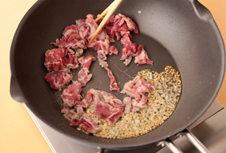 フライパンにごま油を中火で熱し、にんにく、しょうがを炒める。香りが出てきたら豚肉を加え、ほぐしながら炒める。