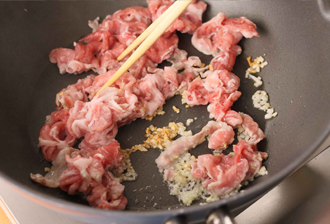 フライパンにサラダ油を中火で熱し、にんにく、しょうがを炒める。香りが出てきたら豚肉を入れて炒める。