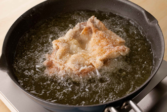 揚げ油を中温に熱し、鶏肉の皮を下にして入れる。2～3分揚げて、皮がカリカリになったら裏返し、さらに2～3分揚げる。