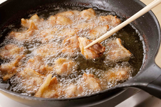 揚げ油を中温に熱し、かぼちゃを3～4分揚げる。竹串がスーッと通るくらいになったら少し火を強め、表面をカリッとさせて取り出す。水気を拭いたなす、パプリカを入れ、色鮮やかになるまで揚げて取り出す。続けていんげんを入れ、かるくしわが寄るくらいまで揚げて取り出す。小麦粉と片栗粉を混ぜて鶏肉にまぶし、揚げ油に入れて4～5分揚げる。