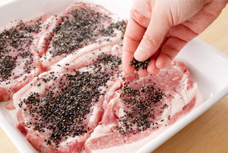 Bを混ぜ合わせて豚肉の片面にふってしっかりおさえつけ、上から薄く小麦粉（分量外）をふる（ごまの面だけでよい）。