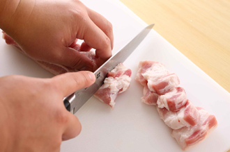 豚肉は、厚さ1～1.5センチ に切り、塩、こしょうをふる。