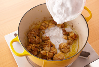 鍋にオリーブ油を入れ中火で熱し、鶏肉を炒める。カレー粉を加えて炒め合わせ、全体になじんだらココナツミルクを加えて5分煮る。