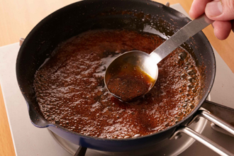 鍋にタレの材料を入れて混ぜ、中火にかける。砂糖が溶け、とろみがついてきたら火を止める。