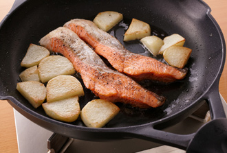 フライパンにサラダ油を中火で熱し、鮭の皮を下にして並べる。空いているところにじゃがいもを並べ、焼き色がついたら裏返す。