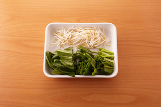 小松菜は長さ5センチに切り、もやしは洗ってざるに上げ、水気をきる。