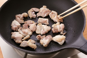 フライパンにサラダ油を中火で熱し、鶏肉をこんがりと炒める。
