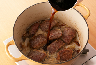 鍋に残りのバターを入れ、玉ねぎを炒める。薄く色づいてきたら牛肉を戻し入れ、黒ビール、水を加える。煮立ってから30分ほど弱めの中火で煮込む。