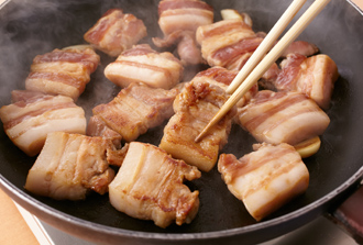 フライパンに豚肉の汁気をかるくきって並べ、中火にかける。焼き色がつくまで3分ほど焼き、ひっくり返してさらに2分焼く。皿にサラダ菜を敷き、豚肉をのせる。