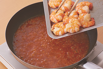 ケチャップ、豆板醤を加えて30秒ほど炒める。Aを混ぜて加え、ふつふつとするまで混ぜながら煮る。2のえびを戻し入れ1分ほど煮て、酢、ごま油を加えて手早く混ぜる。器に盛って香菜をのせる。