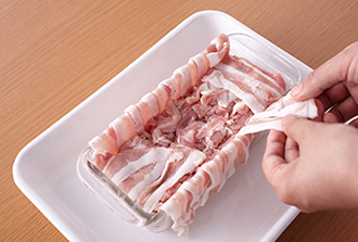 型からはみ出している豚バラ肉でふたをするように肉の層の上にかぶせる。残りのローリエ1枚を半分にちぎってのせ、アルミホイルでぴったりとおおう。