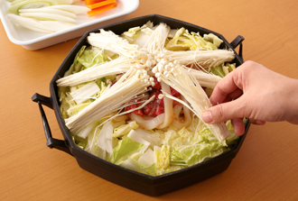 鍋に白菜のしんと葉を敷き詰め、中央に2をのせる。そこを中心に、放射状にえのきだけ、ねぎ、にんじんなどを交互に並べる。コチュジャンと水を混ぜて注ぎ入れ、ふたをして中火にかける。15分ほど煮て野菜が柔らかくなったらでき上がり。