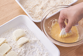Aを混ぜ合わせる。2に小麦粉をまぶし、Aにくぐらせて、軽くすりつぶしたパン粉をまぶす。フライパンに深さ1センチくらいのサラダ油を入れて高温（190度）に熱し、パン粉をつけたモッツァレラチーズを入れてさっと両面を揚げ焼きにする（こんがり色づけばOK）。
