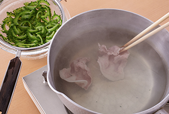 鍋に湯を沸かし、ゴーヤをさっと茹でて冷水にとり、ざるに上げて水気をきる。弱めの中火にし（表面がゆらゆら揺れるくらい）、豚肉をさっと茹でて取り出し、ざるに上げて冷ます。器にサニーレタス、豆腐、豚肉を盛り合わせ、ゴーヤをのせて2をかける。