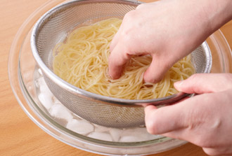 鍋に湯を沸かし、塩を入れる（分量外/湯2リットルに対して大さじ1と1/2）。スパゲッティを入れ、袋の表示時間を目安にゆでる。ざるに上げ、氷水で洗ってしっかり冷やし、水気をきる。2のボウルに加えて全体をあえて器に盛り、粉チーズをふる。