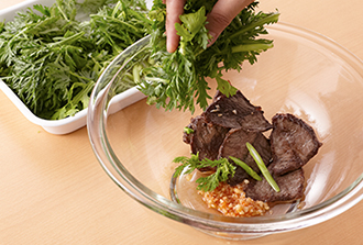 ボウルにAを混ぜ合わせ、焼いた牛肉、春菊の葉と茎を加えてよくあえ、器に盛る。