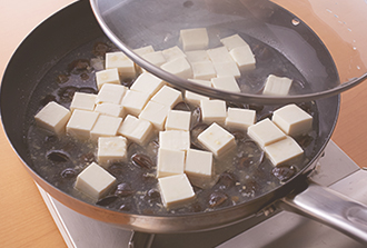 Aを加え、一煮立ちしたら豆腐を加えてふたをし、中火で約5分煮る。ナンプラー、しょうゆを加えて混ぜ、器に盛る。万能ねぎ、香菜をのせる。