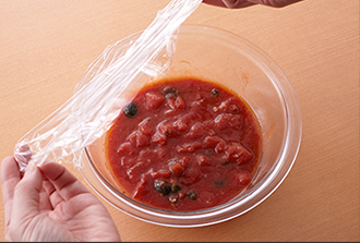 2にトマトの水煮、塩を加えて混ぜ、再びラップをして電子レンジ（600W）で8分加熱する。ゆでたスパゲッティの湯をきって加えて混ぜ、器に盛ってパセリを散らす。