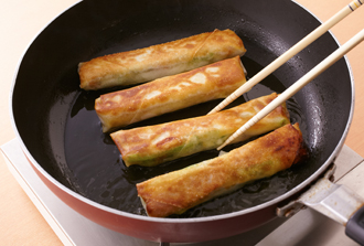 フライパンにオリーブ油を弱火で熱し、2を並べる。こんがり焼き色がつくまで両面焼く。