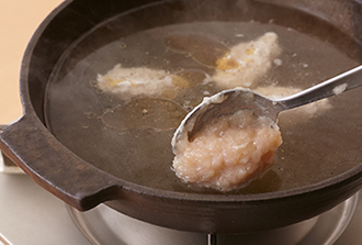 土鍋にスープの材料を入れて中火にかけ、煮立ったらスプーンで鶏団子のたねをすくって落とし入れる。きくらげを加え、ふたをして3分ほど煮る。しめじ、豆腐、もやしを加えてサッと煮たら塩、粗挽き黒こしょうで味をととのえる。ボウルに卵を溶きほぐし、水溶き片栗粉を加えてよく混ぜ、鍋に加える。にらを加えてふたをし、1分ほど煮る。