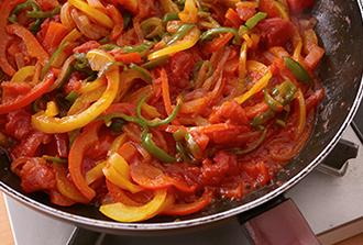 トマトの水煮を加えて混ぜ、中火で汁気が少なくなるまで炒め煮にする。清潔な容器に入れて冷蔵庫に入れれば5日間ほど保存可能です。