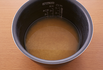 米は洗って水気をきり、炊飯釜に入れる。1のあさりの蒸し汁とAを加える。2合の目盛りまで水（分量外）を入れ、混ぜ合わせて普通に炊く。