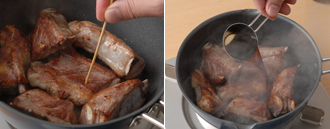 竹串を刺してみて、スーッと通り、赤い肉汁が出なければ焼き上がり（まだの場合はもう少し蒸し焼きにする）。脂が多いようならペーパータオルで吸い取る。黒酢、砂糖、オイスターソースを加え、フライパンを揺すりながらスペアリブにからめる。ぶくぶくと泡が出てくるくらい煮詰まったらでき上がり。皿に盛り、ねぎをのせる。