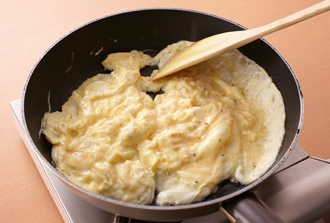 フライパンにサラダ油大さじ1を入れて中火で熱し、2の卵液を流し入れ、木べらで大きく混ぜて半熟状にしていったん取り出す。