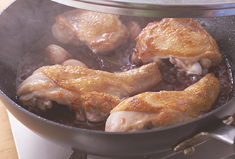 Aを加えて混ぜ、ふたをして弱めの中火で10分ほど煮て鶏肉を取り出す。