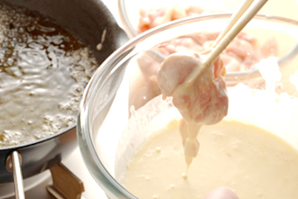 揚げ油を中温（170度）に熱する。ねぎの水気をしっかり拭いて揚げ油に入れ、素揚げにする。続けてしし唐辛子も素揚げにする。２のころもに鶏肉を入れ、１枚ずつからめながら揚げ油に入れて、全体がこんがりとして、菜箸がスーッと通るくらいまで揚げて取り出し、油をきって皿に盛る。薬味皿に、カレー塩（POINT参照）、かんずり、くし形に切ったレモンをのせて添え、好みでつけていただく。