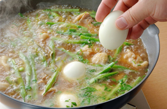 いんげんが柔らかくなったら、コリアンダー、ゆで卵を加え、煮汁が1/3量くらいになるまで、ふたをしないで煮る。