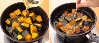 フライパン（または鍋）にかぼちゃを入れる。ひたひたになるくらいまでサラダ油を注ぎ入れ、強火にかける（かぼちゃはじっくり火を通す必要があるので、常温から揚げたほうが簡単に揚げられる）。かぼちゃから気泡が出てきたら中火にし、4～5分揚げ、竹串がスーッと通るくらいまで揚げて油をきる。続けて、えびに小麦粉を薄くまぶして入れ、色が変わるまで揚げる。串にえびとかぼちゃを刺して皿に盛り、熱いうちに塩と粗挽き黒こしょうをふる。
