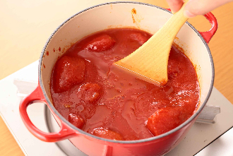 トマトソースをつくる。鍋にオリーブ油、にんにくを入れて中火で熱し、香りが出てきたらトマトの水煮を加える。木べらで果肉をつぶし、塩、バジルも加えて混ぜる。温まったら1、2の具を入れ、火が通ったものから食べる。食べるとき、好みでトマトソースをかけるとよい。