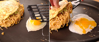 卵を割り入れ、黄身をつぶし、ヘラで少し広げる。卵が固まらないうちに、お好み焼きを卵の上にのせる。へらで少し押さえて、こんがり焼き色がついたら出来上がり。ひっくり返して皿に盛り、中濃ソース、マヨネーズをかけ、青のり、削り節をのせる。残りも同様に焼く。