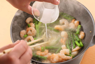 鶏ガラスープの素、湯1カップを加える。煮立ったら塩少々で味をととのえ、Aを混ぜて加えてとろみをつける。