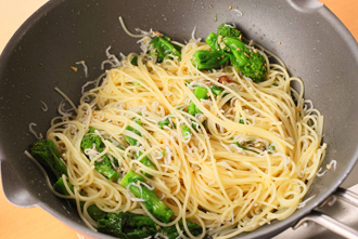 ゆでたスパゲティの湯をきってフライパンに加え、ゆで汁大さじ2、オリーブ油大さじ2を加えて手早く混ぜ合わせて器に盛る。