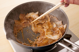 フライパンにサラダ油を中火で熱し、にんにくを炒め、香りが出てきたら豚肉を加えて炒める。肉の色が変わったらAを加える。混ぜながら、汁気にとろみが出るまで炒める。器にご飯を盛ってオクラを散らし、豚肉をのせて残った汁をかける。水気をきったねぎ、糸唐辛子をのせる。