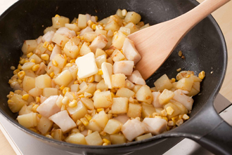 フライパンにオリーブ油を中火で熱し、じゃがいもを入れ、にんにくを加えて焦げ目がつくまで炒める。とうもろこしを加え、混ぜながら2分ほど炒める。帆立貝柱を加えてさっと炒め、バターを加える。バターが溶けたらしょうゆを加えてサッと混ぜ、塩、粗挽き黒こしょうをふって味をととのえる。