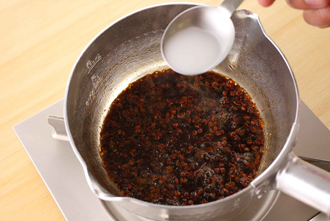 花椒ソースを作る。花椒はすり鉢ですりつぶし、他のソースの材料とともに小鍋に入れて中火にかける。煮立ったらすぐに水溶き片栗粉を加えてとろみをつけ、酢を加えて火を止める。蒸し上がった豚肉と白菜を器に盛り、花椒ソースをかける。
