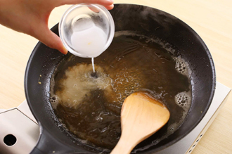 フライパンにAの材料を入れて中火にかけ煮立たせる。水溶き片栗粉を加えてとろみをつけ、かにたまにかける。