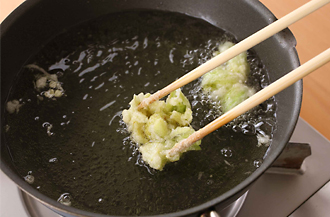 Aを混ぜてころもを作る。揚げ油を中温に熱する。全ての野菜にころもをからめ、揚げ油に入れてカラリとするまで揚げる。ふきのとうは、菜箸で葉を広げるようにしながら揚げるときれいな形になる。皿に盛り、大根おろしとしょうがを添える。好みで、めんつゆか塩をつけて食べる。