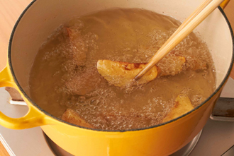 鍋にじゃがいもを入れ、サラダ油をひたひたになるくらいまで入れて中火にかける。ときどき上下を返しながら6～7分揚げて取り出す。めかじきに薄く小麦粉をまぶし、ころもにくぐらせて揚げ油に入れ、中温でカラリとするまで揚げる。玉ねぎにも薄く小麦粉をまぶし、ころもをくぐらせて揚げる。くし形に切ったレモンを添え、酢やケチャップをつけて食べる。