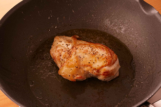 鶏をソテーする。鶏肉の両面にしっかり塩、黒こしょうをふる。フライパンにオリーブ油を中火で熱し、鶏肉を入れる。肉の表面がこげないよう、中火で中までしっかりと火を通す。