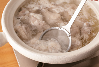 鍋にだし汁と鶏肉を入れて中火にかけ、アクが出たらていねいにすくい取る。野菜を加えて煮て、柔らかくなったらできあがり。