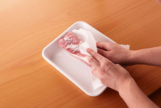 塩豚をサッと洗い、ペーパータオルで水気を拭いて厚さ1センチくらいに切る。
