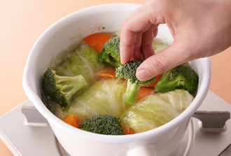 にんじんが柔らかくなったらブロッコリーを加え、3分煮たらロール白菜と野菜を取り出して器に盛る。鍋に残ったスープにAを混ぜて加え、とろみをつけてロール白菜にかける。