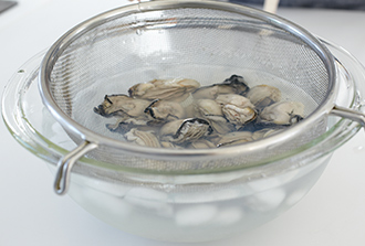 氷水に入れて冷めたらペーパータオルでそっと水けをよくふき取る。牡蠣に塩、こしょうを少々ふる。